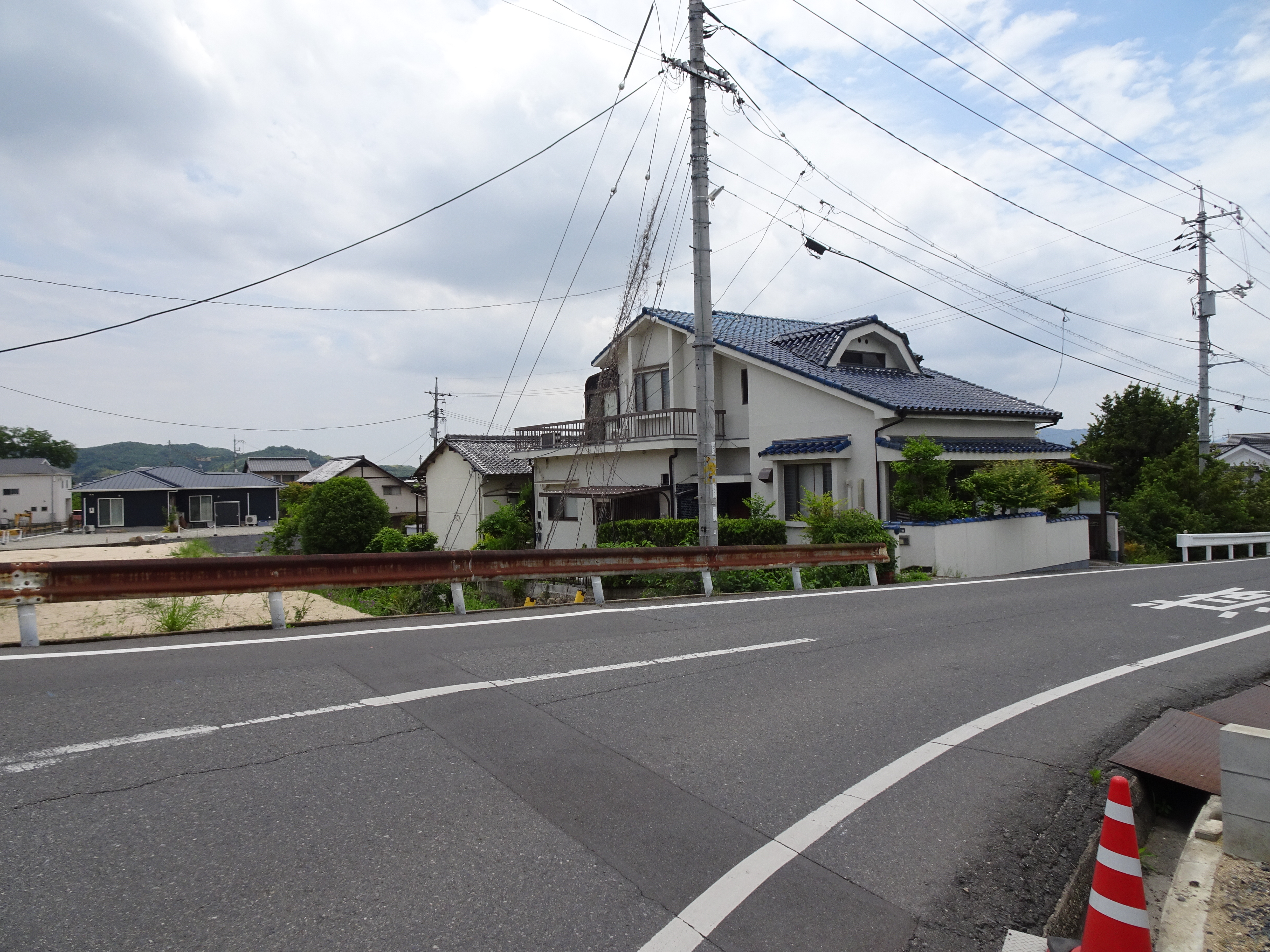 A present-day road and houses along the old Sanyo highway in Kawabe, Mabi, Kurashiki