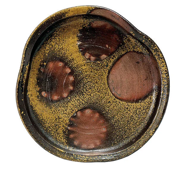 Bizen serving dish with circular botan-mochi patterns